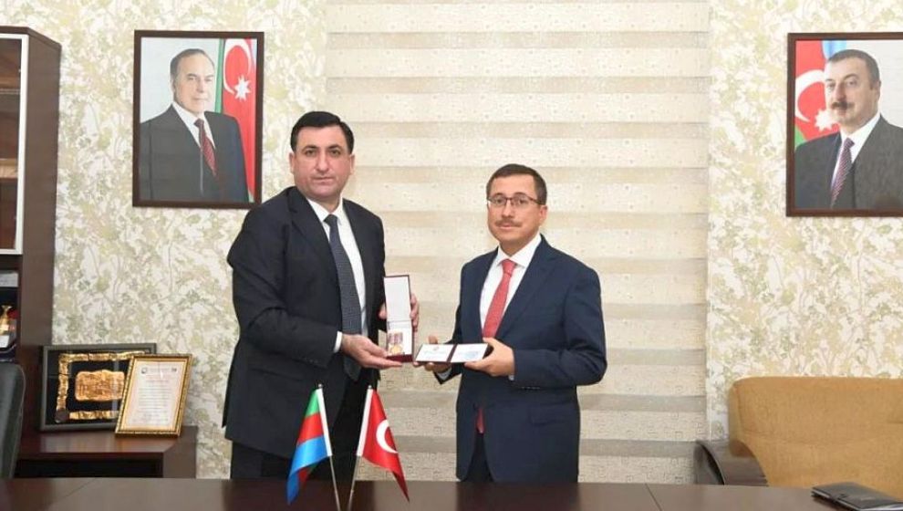 Rektör Prof.Dr. Kızılay'a Azerbaycan'da Madalya