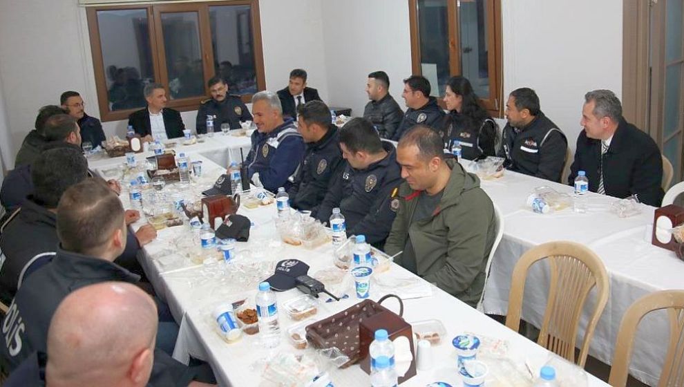 Vali ve Müdür Polis Kontrol Noktasında İftarda