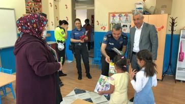 Polislerden Öğrencilere Kitap Hediyesi