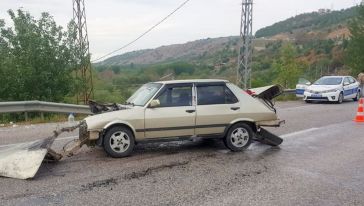 Refüje Çarpan Otomobilde 2'si Çocuk 3 Kişi Yaralandı