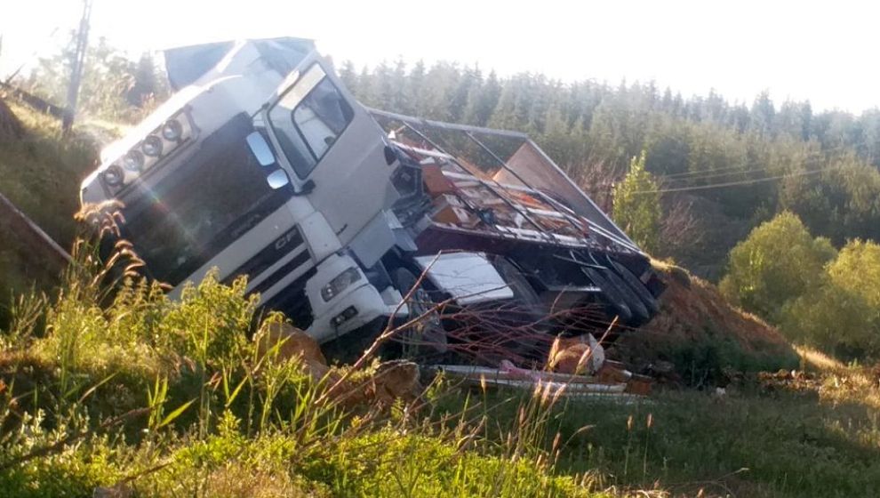 Arı Kovanı Yükü TIR Devrildi, 2 Yaralı Var