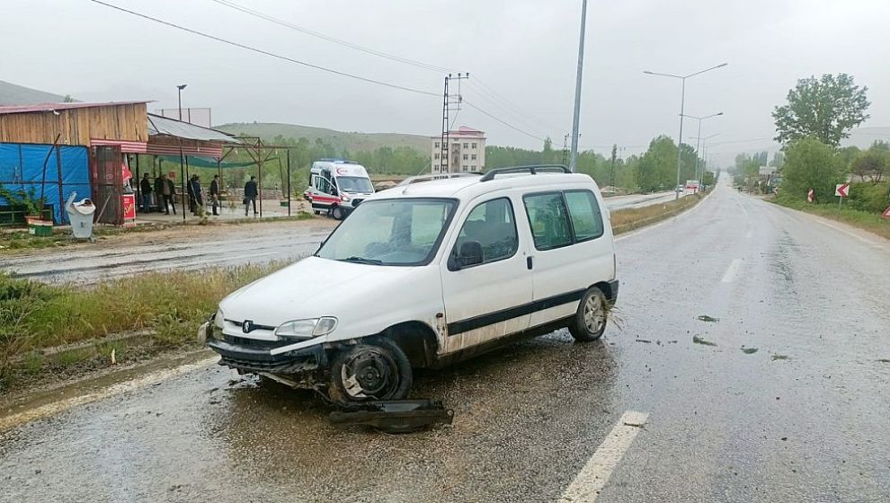 Aydınlatma Direğine Çarpan Araçta 2 Yaralı