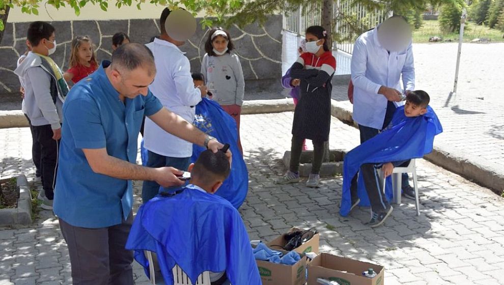 Cezaevinde Berber Oldular, Öğrencileri Traş Ettiler