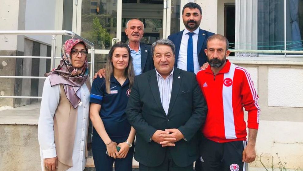 MHP'li Fendoğlu Dünya Şampiyonunu Ziyaret Edip Kutladı