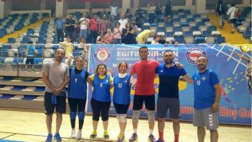 Voleybol Turnuvasında Abdulhamit Ortaokulu Şampiyon