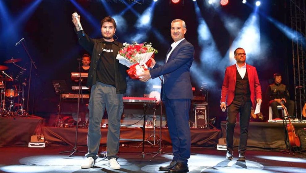 Kiraz Festivalinde Mustafa Ceceli Konser Verdi