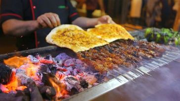 Tarihi Sokaklarda Tezgahlar Ciğer Kebabı İçin Kuruluyor