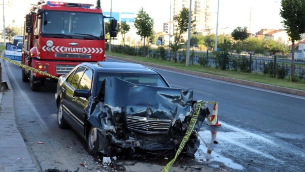 Otomobil Minibüse Çarptı, Sürücüsü Hayatını Kaybetti