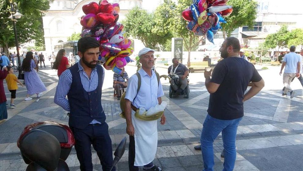 Sıcaktan Bunalanları Meyan Şerbeti Serinletiyor