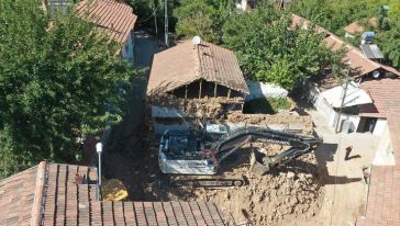 Yeşilyurt'ta 47 Metruk Yapı Yıktırıldı