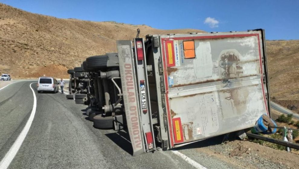 Devrilen TIR'ın Sürücüsü Yaralandı