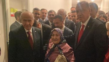 Erdoğan'la Görüştü, Bahçeli Elini Öptü