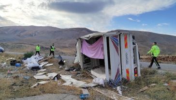 Kamyonet Kaza Yaptı, 3 Kişi Yaralandı