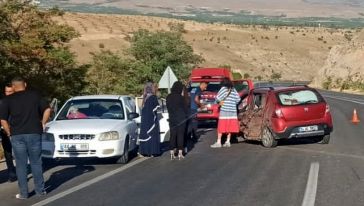 Karşı Şeride Geçip Otomobille Çarpıştı.. 3 Yaralı