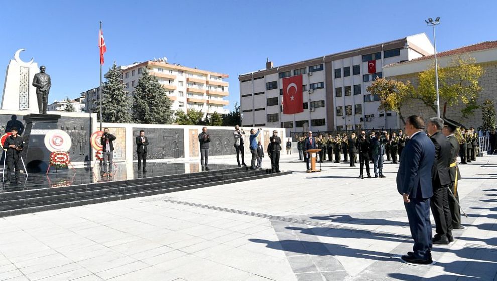 Yeni 'Cumhuriyet Meydanı'nda İlk Tören