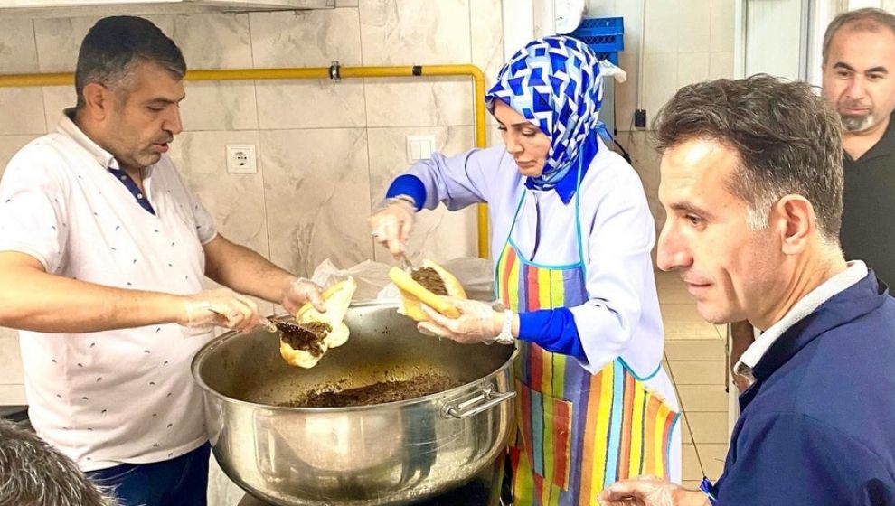 Milli Eğitim Müdüründen Öğrencilere Yemek İkramı