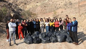 Piknikçilerin Çöpünü Doğaseverler Topladı