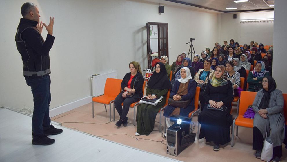 Kadın Meclisi'nde 'En İyi Narkotik Polis Anne' Anlatıldı