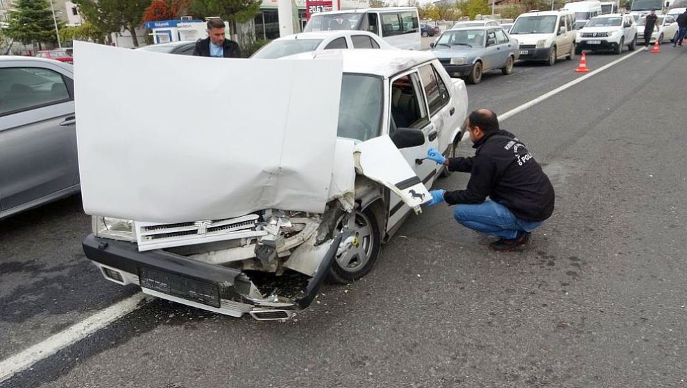 Kırmızı Işıkta Bekleyen Araçlara Çarptı