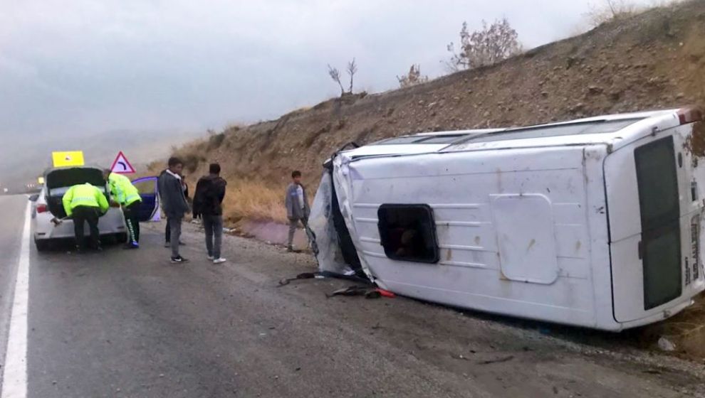 Minibüs Devrildi, 4 Kişi Yaralandı