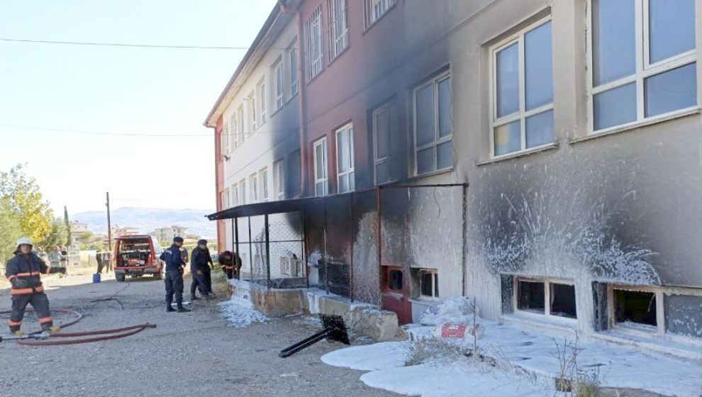 Okulda Yangın Çıktı.. Öğretmen ve Öğrenciler Tahliye Edildi