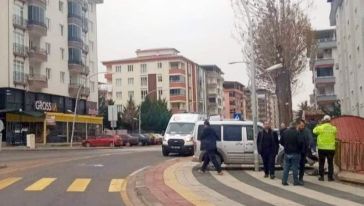 Araç Duvara Çarptı, Yaya Vatandaş Yaralandı