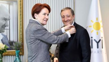 Tanrıverdi İyi Parti'ye Katıldı, Rozetini Akşener Taktı