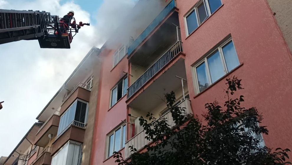 Apartmanda Yangın Çıktı, 6 Kişi Kurtarıldı