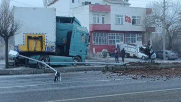 Gizli Buzlanma TIR'a Kaza Yaptırdı, Ulaşım Aksadı