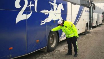 Trafik Polisinden Otobüslerde Kış Lastiği Denetimi