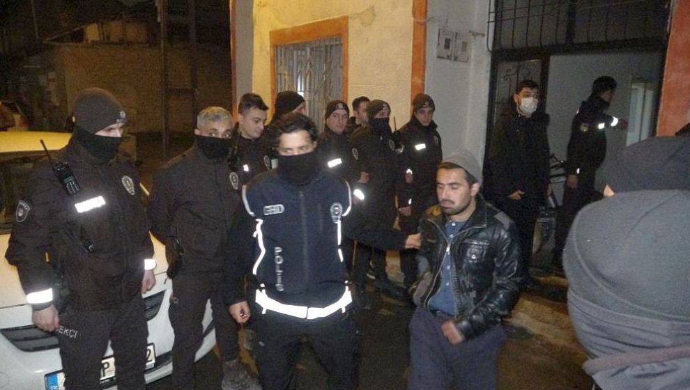 'Düzenli Kaçak Göçmen' Evine Baskın.. 35 Gözaltı