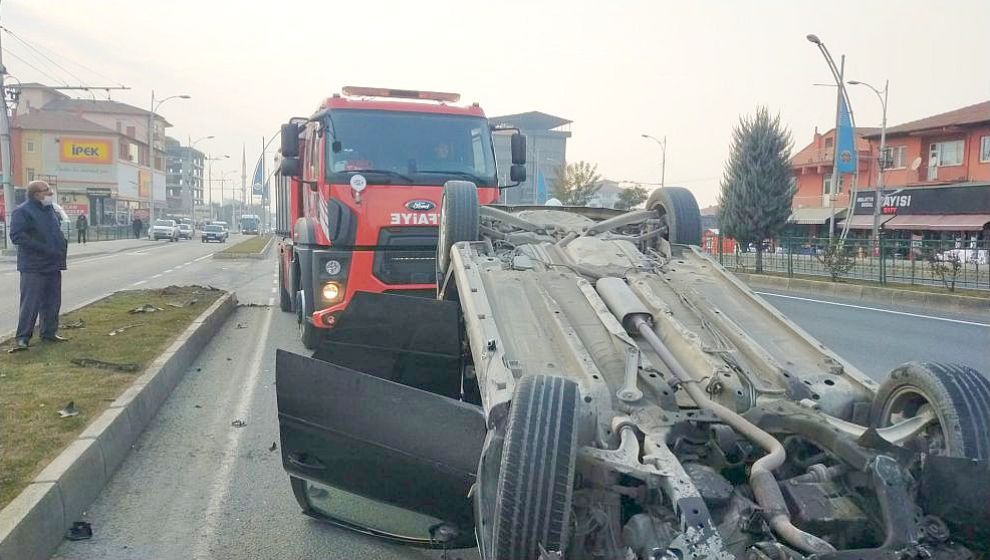 Refüje Çarparak Devrilen Otonun Sürücüsü Yaralandı