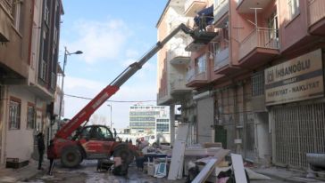 Hasarlı Binalardan Eşyalarını Taşıma Telaşına Düştüler