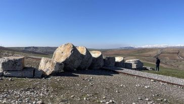 Deprem Adıyaman'daki Tümülüste Bulunan Tarihi Sütunu da Devirdi