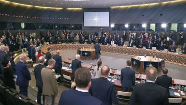 NATO Toplantısı Deprem İçin Saygı Duruşuyla Açıldı