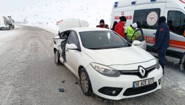 TIR'la Çarpışan Otomobilde 1 Ağır Yaralı