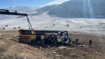 Yolcu Otobüsü Devrildi; 8 Kişi Öldü, 35 Kişi Yaralandı