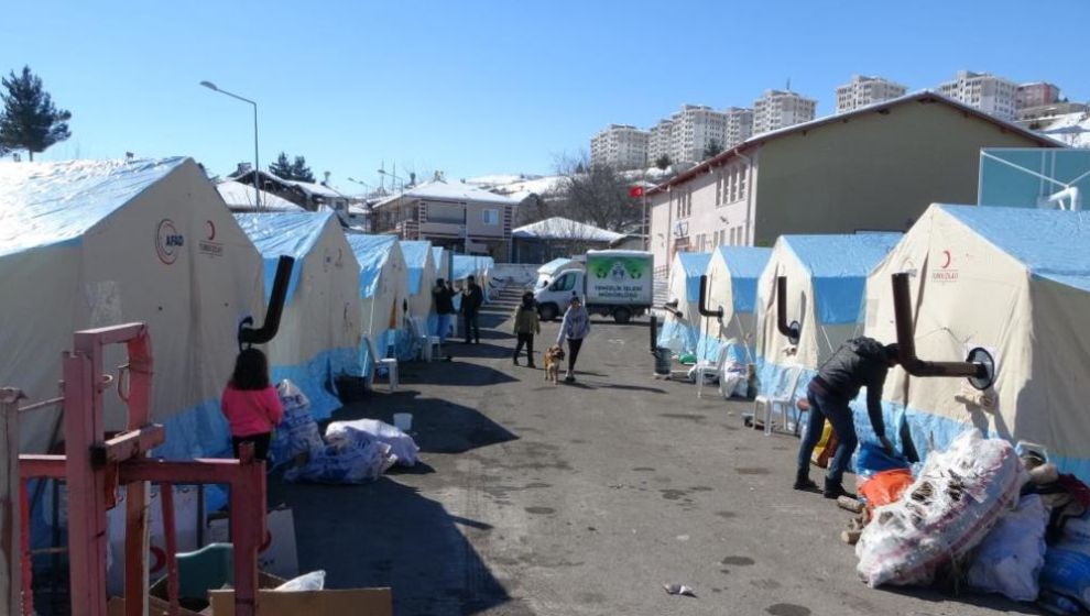 Akçadağ'da Depremzedeler Çadıra Yerleştiriliyor