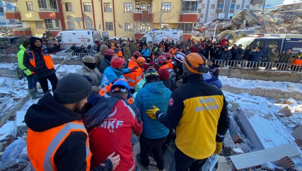 İki Kardeş Enkaz Altından Sağ Çıkarıldı