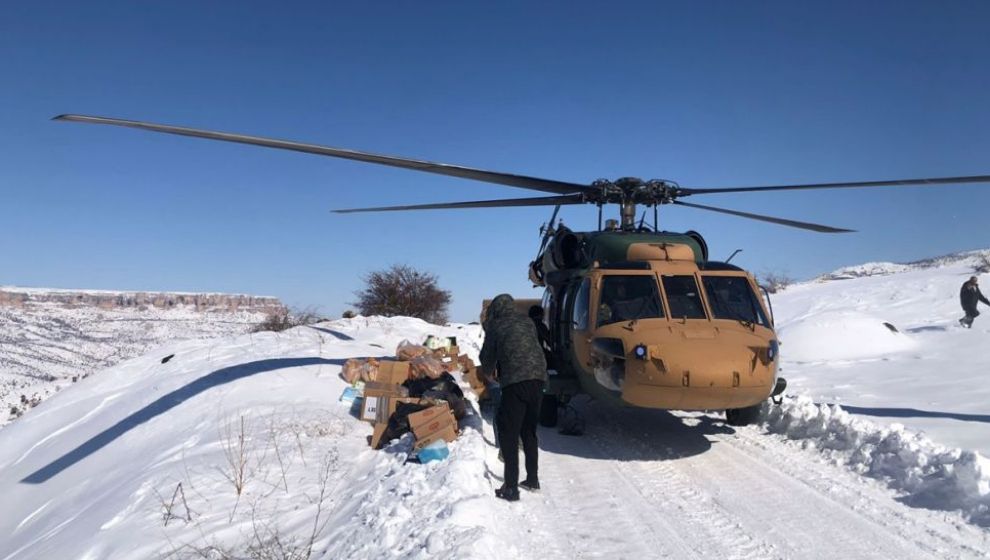 Kırsal Mahallelere Helikopterle Yardım Ulaştırılıyor