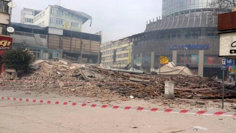Şiddetli Bir Deprem Oldu, Birçok Bina Yıkıldı, Kentten Toz Bulutu Yükseldi
