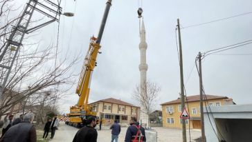 Deprem Hasarlı Minare Halatla Çekilerek Yıkıldı