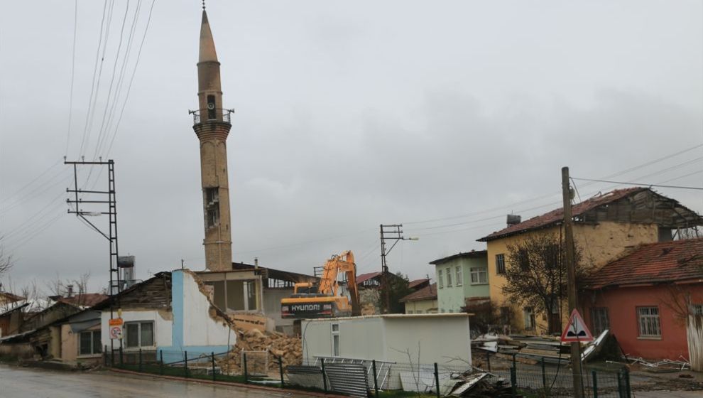 Deprem Hasarlı Cami ve Minaresi Yıktırıldı