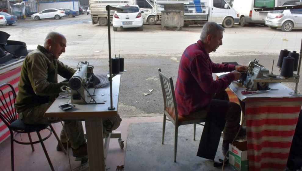 Depremzede Esnaf Hasarlı Dükkanlarının Önünde Çalışıyor