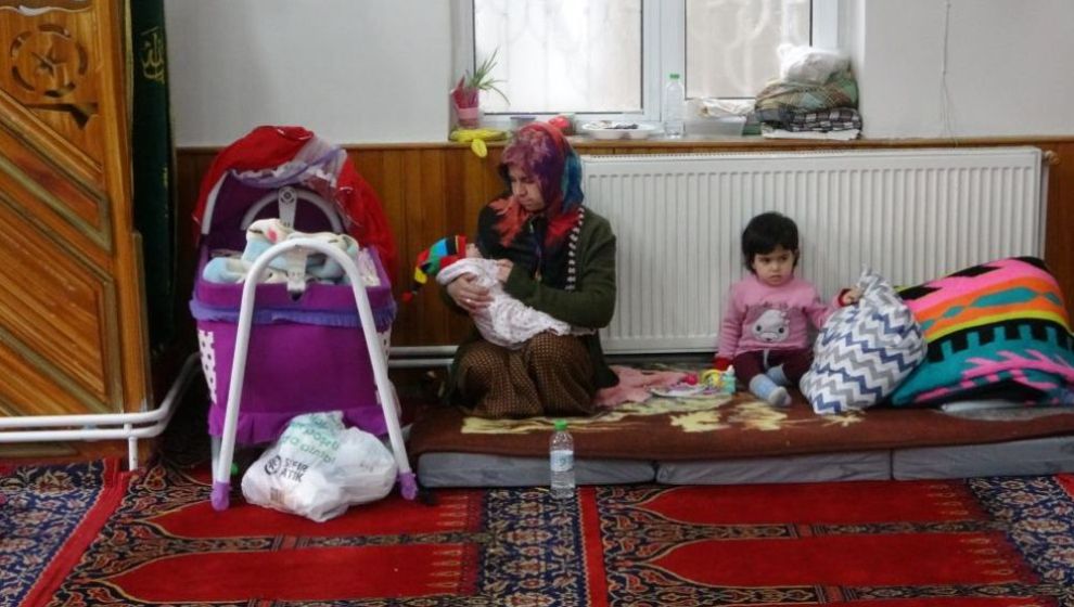 Evleri Hasar Gören Depremzede Aile Camide Barınıyor