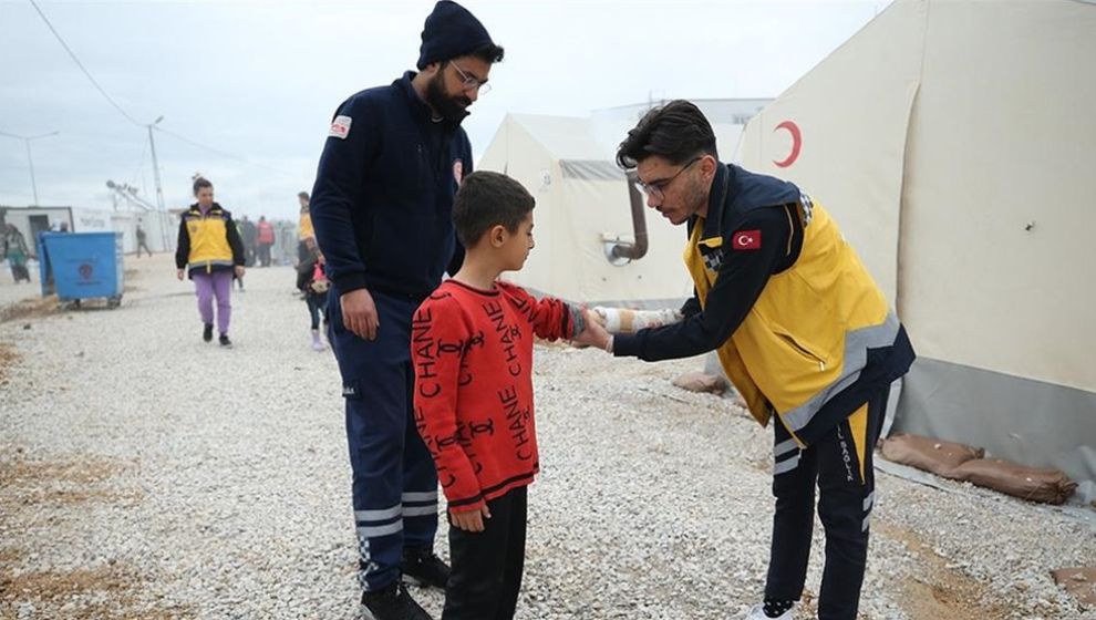 Gönüllü Sağlıkçılar Afetzedelerin Yaralarını Sarıyor