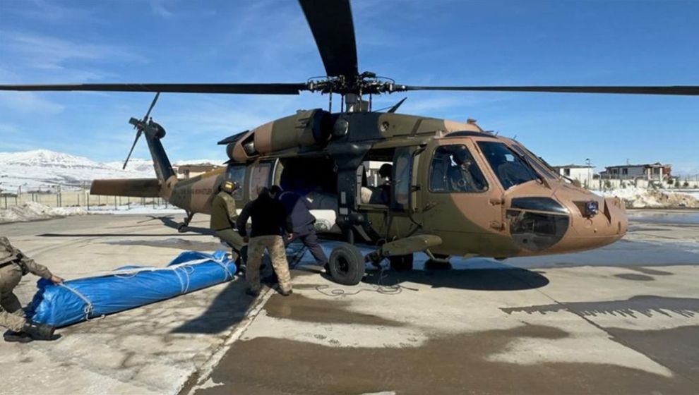 Kırsal Yerleşim Yerlerine Helikopterle Yardım Taşınıyor