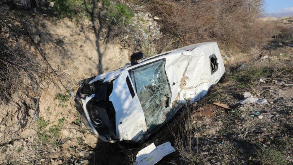 Öğrenci Servisi Dere Yatağına Yuvarlandı, 4'ü Öğrenci 5 Yaralı