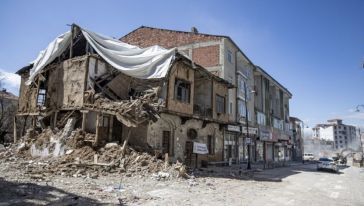 106 Yıllık Eski Konağa Depremde Yıkılan Yan Bina Zarar Verdi
