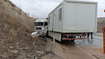 Deprem Bölgesine Konteyner Taşıyan TIR Kaza Yaptı